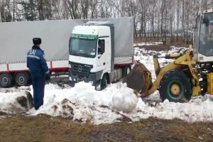 В Сумской области вытащили грузовик из кювета (видео)