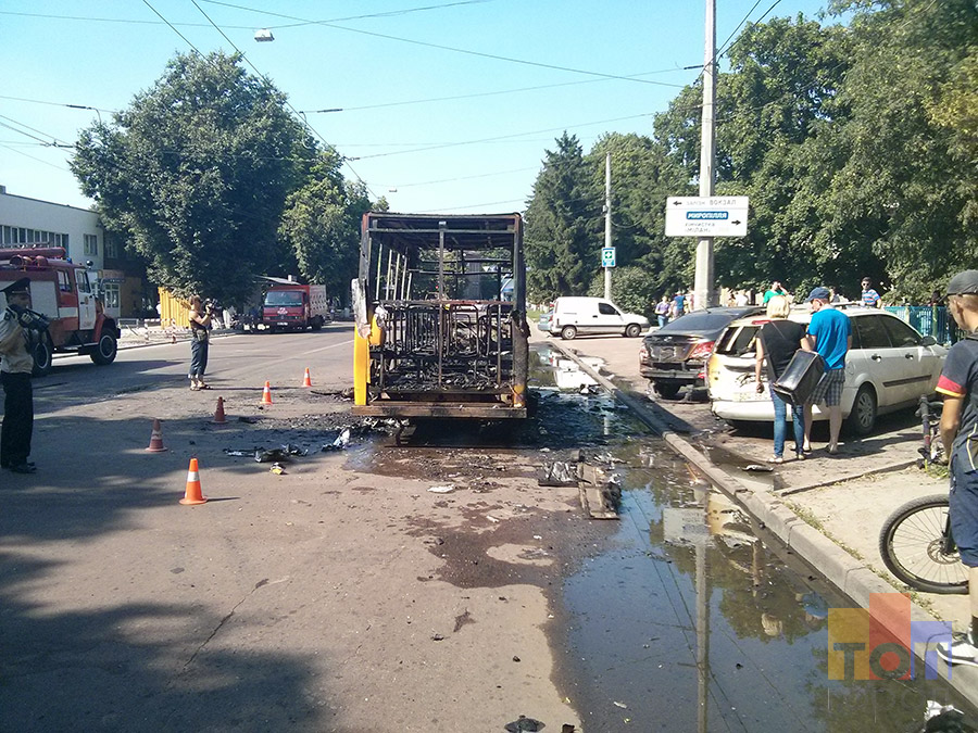 В Сумах сгорело маршрутное такси №23
