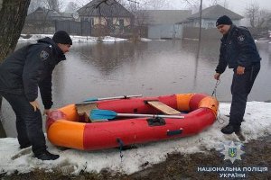 В Ахтырке полицейские помогают справиться с последствиями наводнения