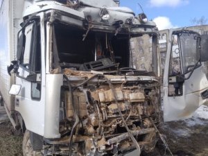 Смертельное ДТП на Сумщине: водитель грузовика въехал в заброшенный дом