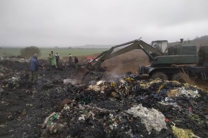 В Ромнах уже трое суток горит мусорный полигон