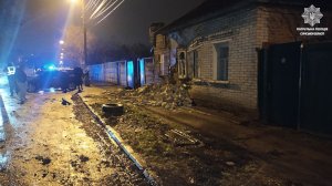 В Сумах пьяный водитель протаранил стену частного дома