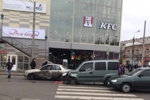В Сумах ДТП возле универмага «Киев»: столкнулось 4 автомобиля
