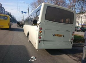 В Сумах грузовик, перевозивший арматуру, повредил коммунальный автобус