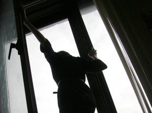В Сумах из окна многоэтажки выпрыгнула женщина