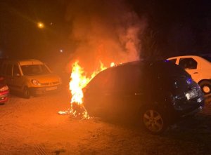В Сумах во дворе многоэтажки на проспекте Лушпы подожгли автомобиль