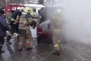В Сумах на ул. Кондратьева загорелся автомобиль