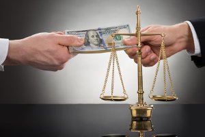 В Сумах помощник судьи «погорел» на взятке в 2 тысячи долларов