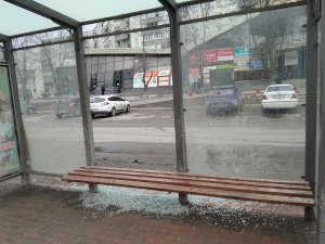 В Сумах снова разбили стеклянную остановку