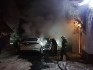 В Сумах возле ресторана загорелось авто