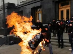 Житель Сумщины поджег себя под Офисом президента Украины