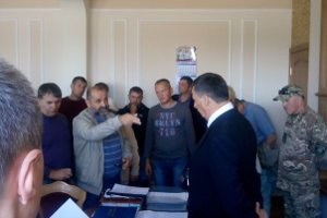 Активисты вошли в админздание и заставили и. о. главы Сумской ОГА написать заявление об увольнении