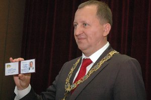 «Коронация» мэра: Александру Лысенко вручили удостоверение и коллар градоначальника