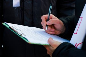 Инициативная группа собирает подписи за увольнение Мовчана и Рапуты