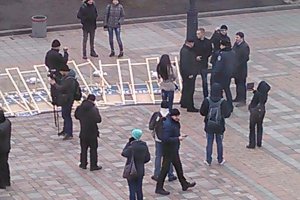 Портрет сумского нардепа - в траурной инсталляции из-за законопроекта о блокаде Крыма и Донбасса