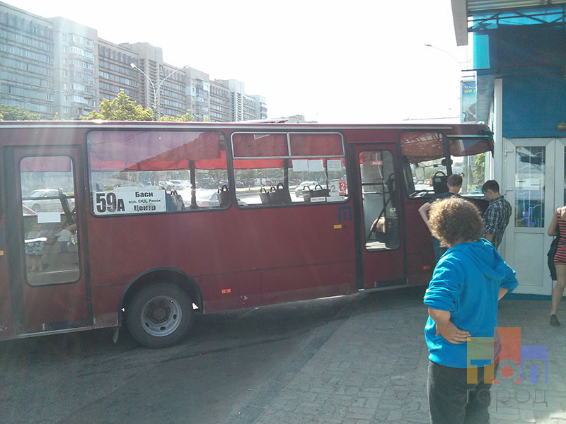 ДТП на Харьковской: автобус врезался в остановку