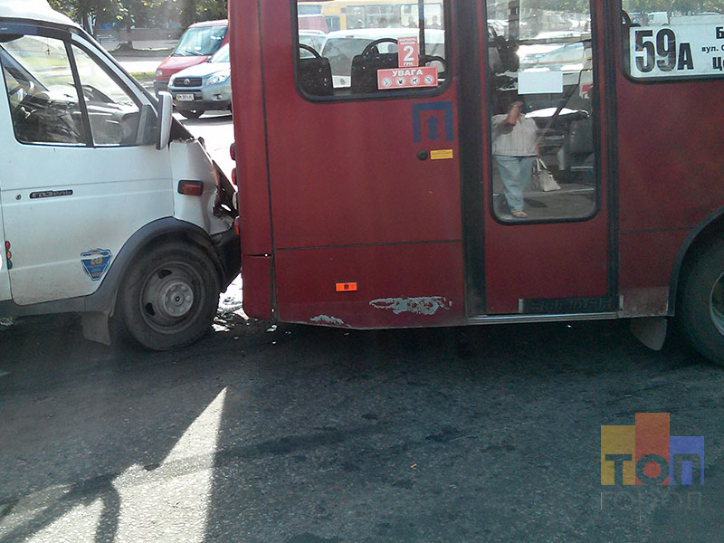 ДТП на Харьковской: автобус врезался в остановку