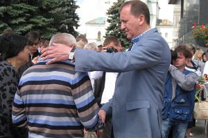 Сумские власти вручили семье Алексея Братушки знак почетного гражданина