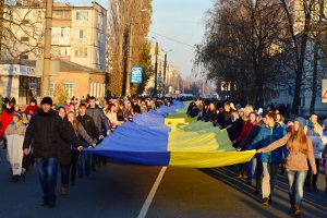 100-метровый флаг Украины вернулся домой и будет храниться на Сумщине