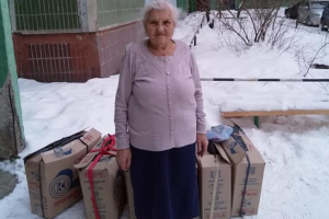 84-летняя сумчанка пошила 300 пар теплых рукавиц для бойцов АТО