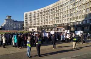 Под стенами Сумской ОГА протестуют медики 5-й больницы