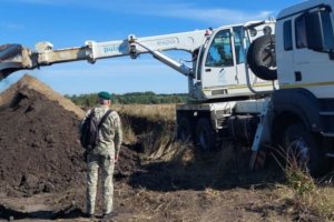 Пограничники Сумщины копают ров на границе с Россией