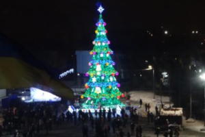 На центральной площади Сум открыли главную новогоднюю елку