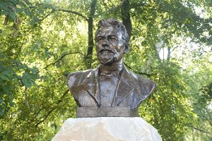 Памятник Антону Чехову теперь украшает Сумы
