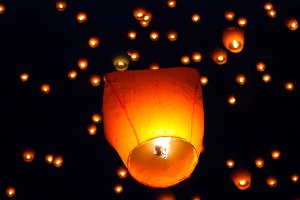 На площади Независимости сумчане запустят в небо летающие фонарики в память о Небесной сотне