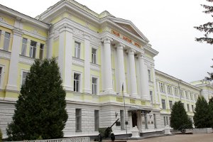 Сумские депутаты требуют убрать советскую символику со здания «Кадетского корпуса»