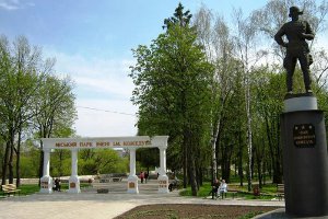 «Обновки» к Дню города: в Сумах строят третью колоннаду в парке им. И. Кожедуба