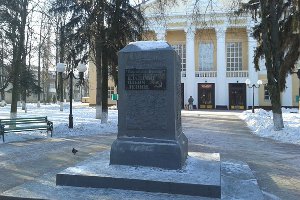 В Сумах демонтировали памятник Ленину