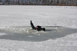Героизм по-сумски: спасатель в нерабочее время спас мужчину, провалившегося под лед