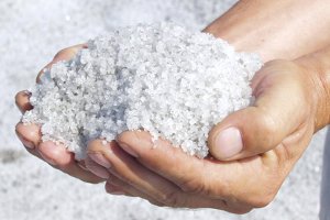 У Сум возникла проблема с поставкой соли для зимних дорог — карьеры находятся в зоне АТО