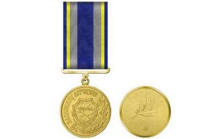 Участнику АТО с Сумщины за службу на передовой вручена медаль «Защитнику Отечества»