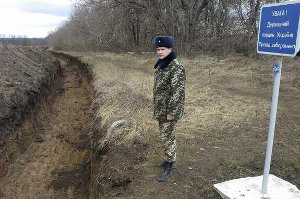 На Сумщине копают защитный ров на границе с Россией