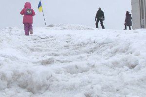 Активисты обустроили для детей снежную горку на площади Независимости и установили на ее вершине флаг Украины