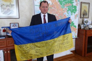 Привет из зоны АТО: военные написали свое обращение к сумчанам на украинском флаге