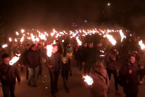 В факельном шествии в честь защитников Украины приняло участие около тысячи сумчан (видео)