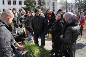 Сумы подарили городу на Донбассе 300 саженцев роз и хвои