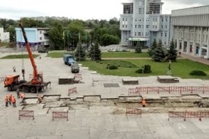 Площадь Независимости в Сумах разрыли из-за ремонта теплосети