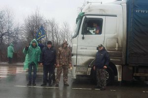 Российский грузовик прорвался через блокаду активистов с Сумщины