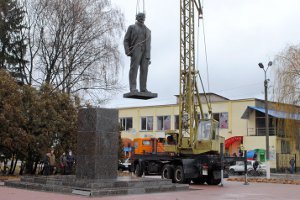 На Сумщине демонтировали еще один памятник Ленину