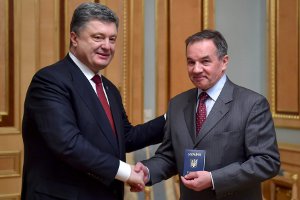 Президент вручил паспорт гражданина Украины потомку известных меценатов с Сумщины