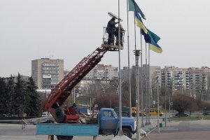 На площади Независимости временно сняты флаги Украины,  Сум и ЕС