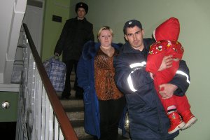 Сумские спасатели помогли семье переселенцев с Донбасса