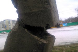 «Укртелеком» демонтирует аварийный столб в Сумах