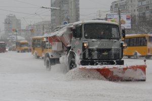 Сумские дорожники не могут убрать снег из-за припаркованных автомобилей
