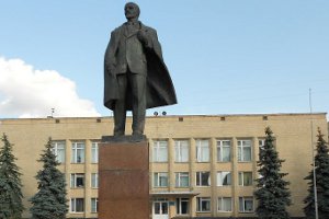 Начался демонтаж очередных памятников Ленину на Сумщине