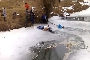 Героизм на Сумщине: небезразличные люди спасли двух школьников,  провалившихся под лед (видео)